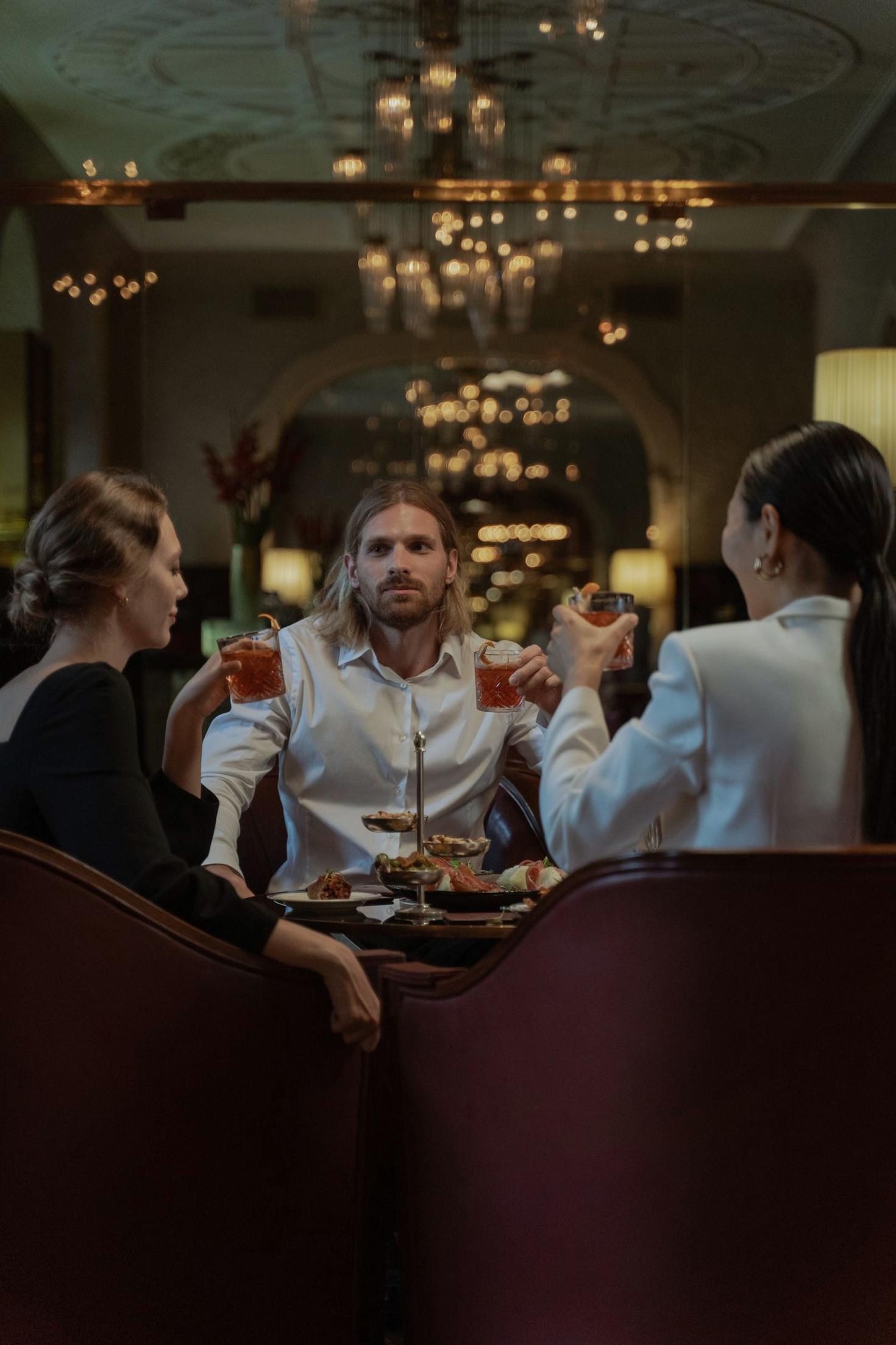 Guests toasting at Kirkasmuisto